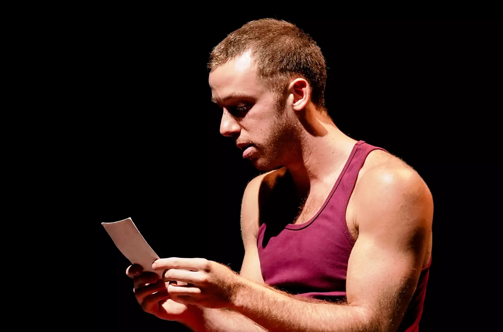 O ator João Côrtes reestreia o elogiado monólogo “Invisível”, sobre as relações abusivas entre casais do mesmo sexo, no dia 8 de maio, no Teatro Itália Bandeirantes